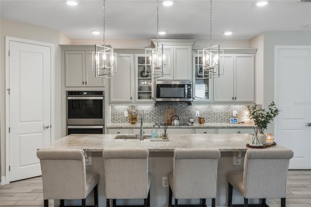 合同活跃: $785,000 (4 贝兹, 3 浴室, 2192 平方英尺)