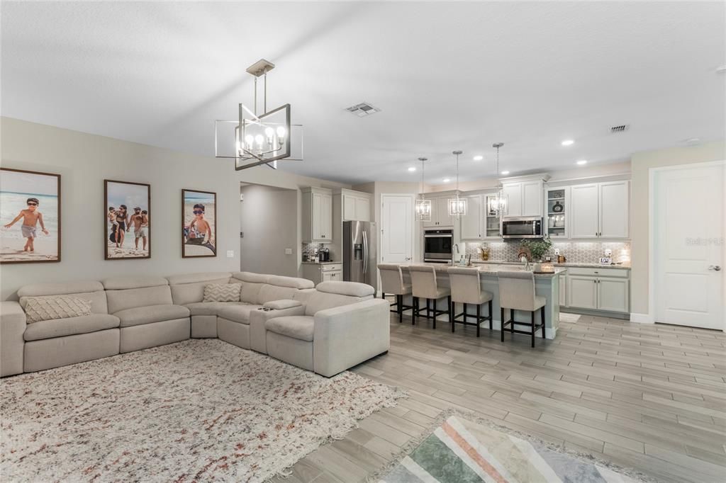 合同活跃: $785,000 (4 贝兹, 3 浴室, 2192 平方英尺)