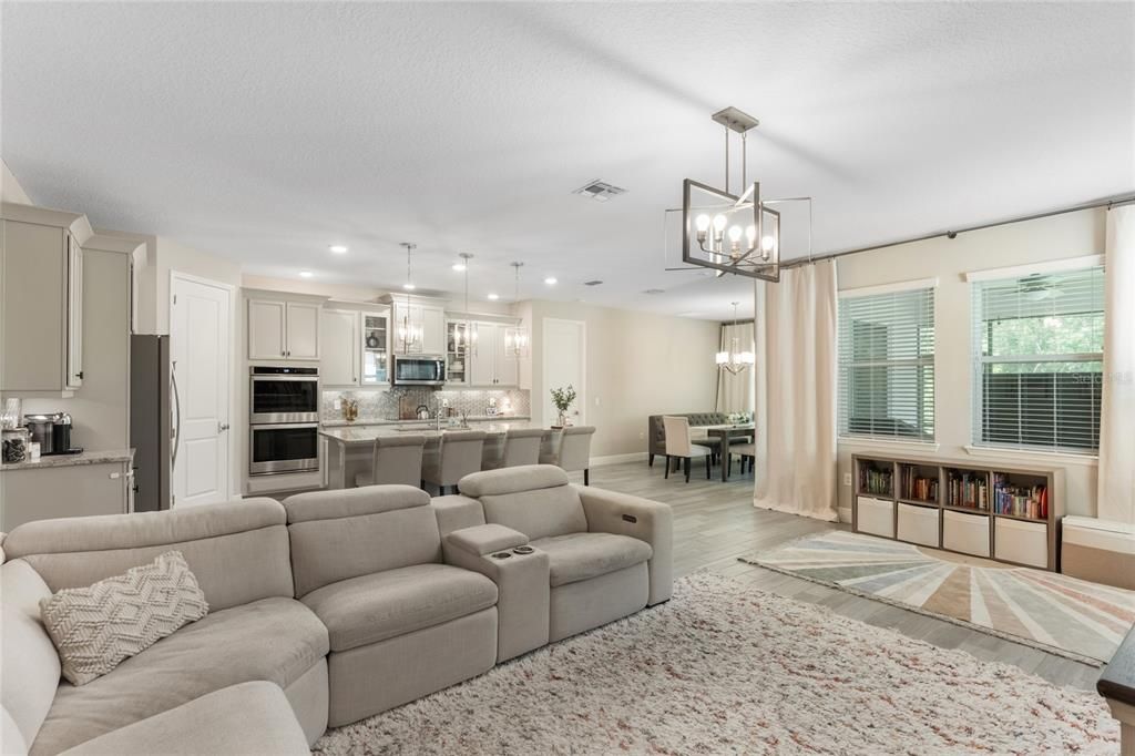 合同活跃: $785,000 (4 贝兹, 3 浴室, 2192 平方英尺)