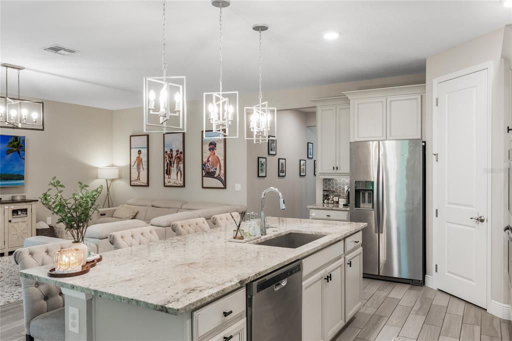 合同活跃: $785,000 (4 贝兹, 3 浴室, 2192 平方英尺)