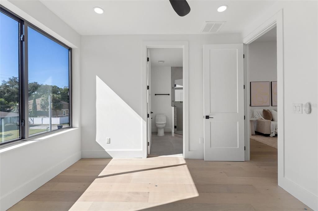 For Sale: $2,250,000 (5 beds, 4 baths, 4084 Square Feet)