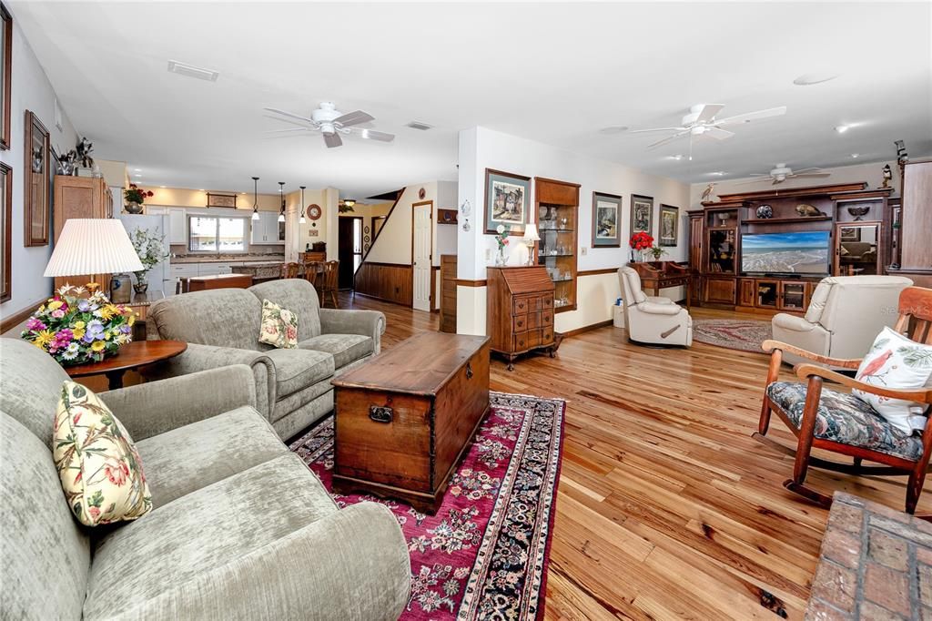 En Venta: $724,900 (4 camas, 3 baños, 2564 Pies cuadrados)