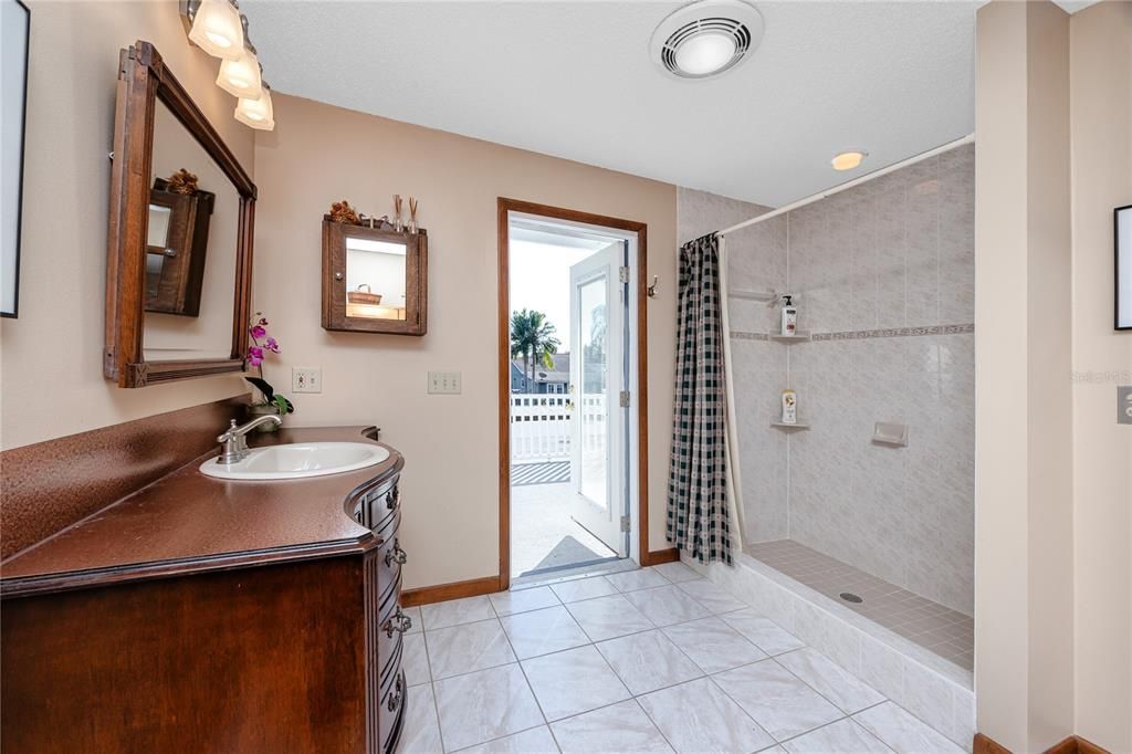 En Venta: $724,900 (4 camas, 3 baños, 2564 Pies cuadrados)