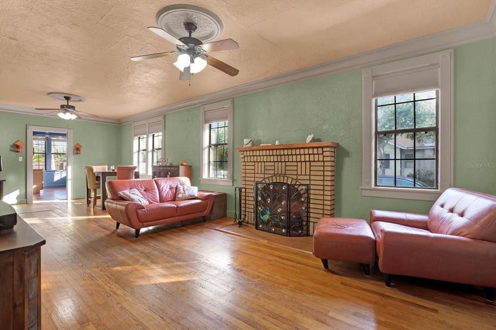 合同活跃: $480,000 (3 贝兹, 1 浴室, 1300 平方英尺)