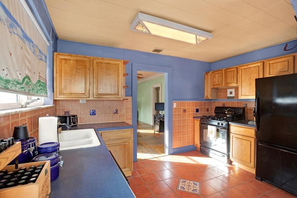 合同活跃: $480,000 (3 贝兹, 1 浴室, 1300 平方英尺)