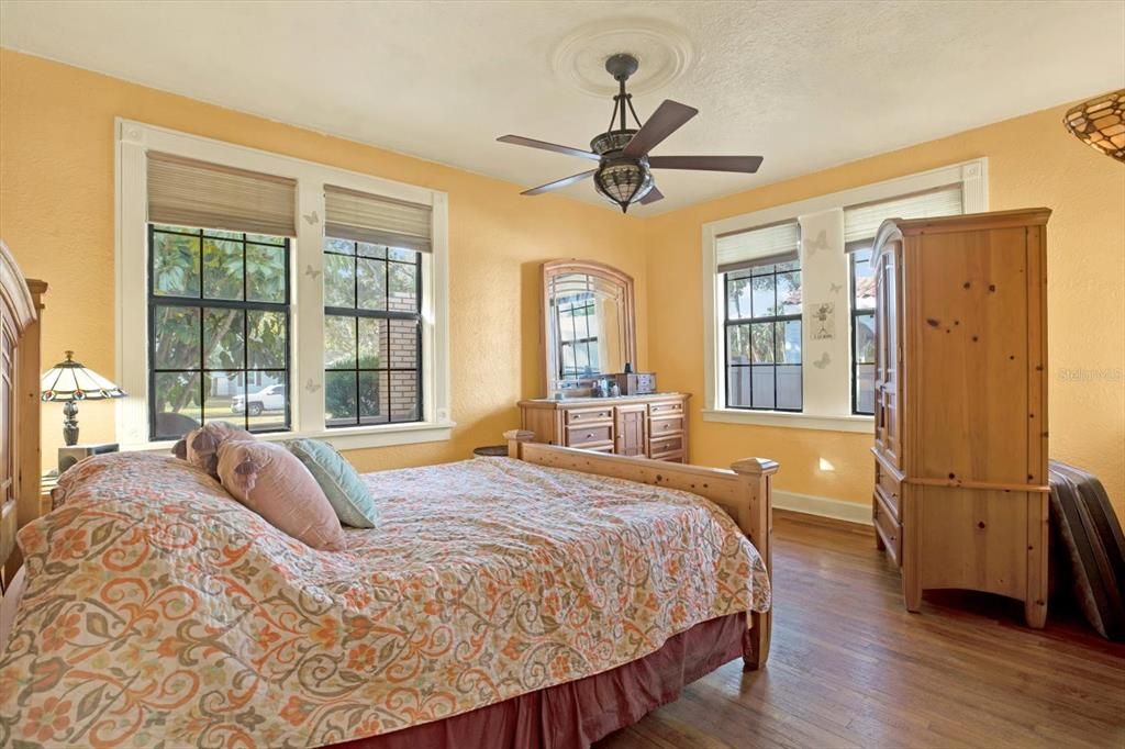 合同活跃: $480,000 (3 贝兹, 1 浴室, 1300 平方英尺)