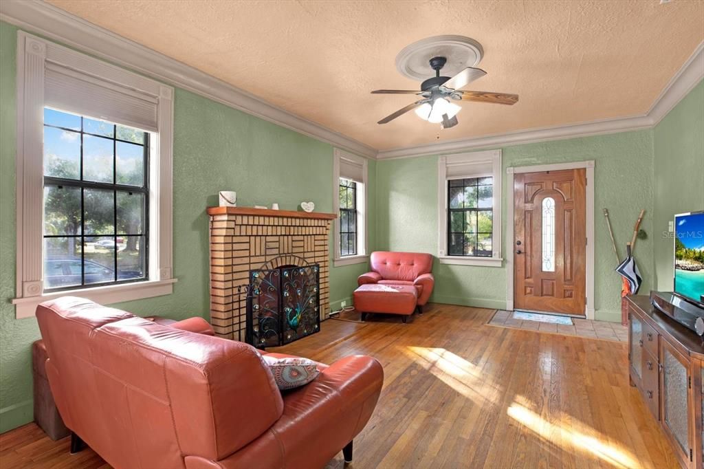 合同活跃: $480,000 (3 贝兹, 1 浴室, 1300 平方英尺)