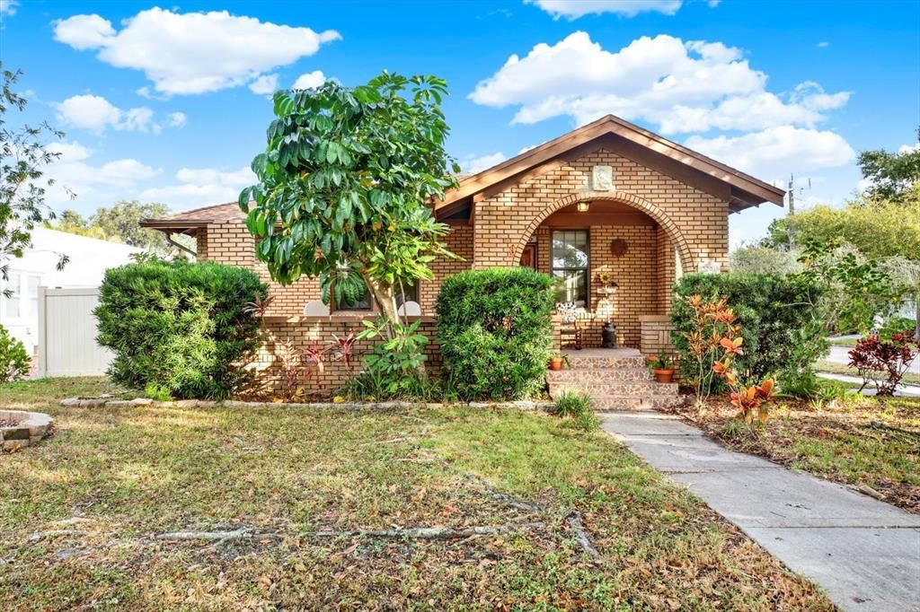 合同活跃: $480,000 (3 贝兹, 1 浴室, 1300 平方英尺)