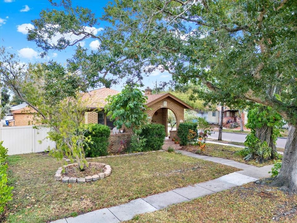 合同活跃: $480,000 (3 贝兹, 1 浴室, 1300 平方英尺)