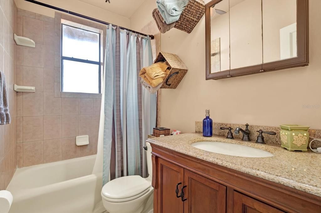 合同活跃: $480,000 (3 贝兹, 1 浴室, 1300 平方英尺)