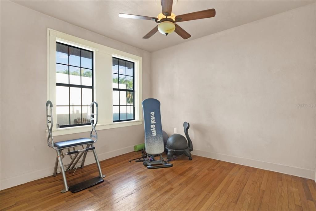 合同活跃: $480,000 (3 贝兹, 1 浴室, 1300 平方英尺)