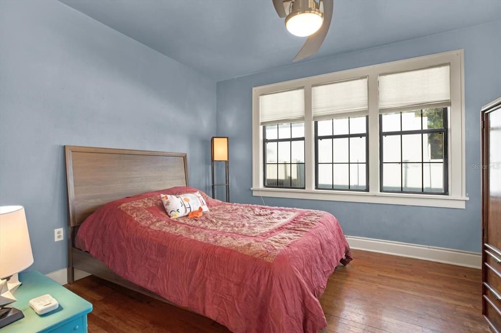 合同活跃: $480,000 (3 贝兹, 1 浴室, 1300 平方英尺)