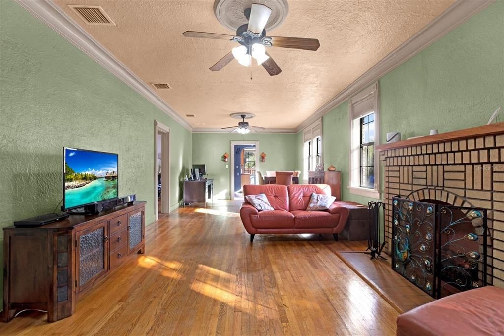 合同活跃: $480,000 (3 贝兹, 1 浴室, 1300 平方英尺)