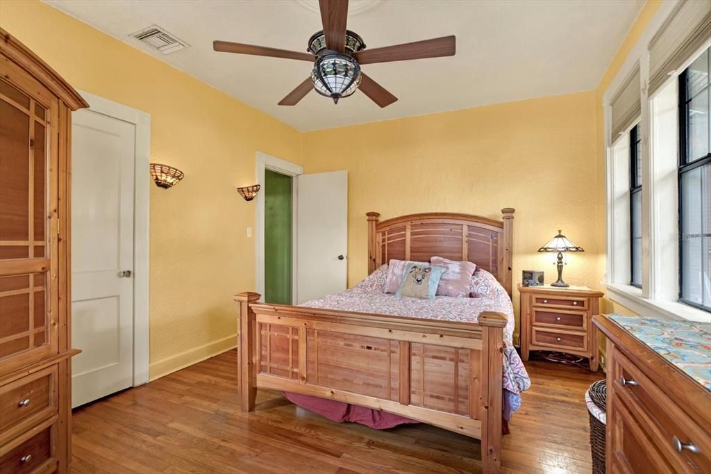 合同活跃: $480,000 (3 贝兹, 1 浴室, 1300 平方英尺)