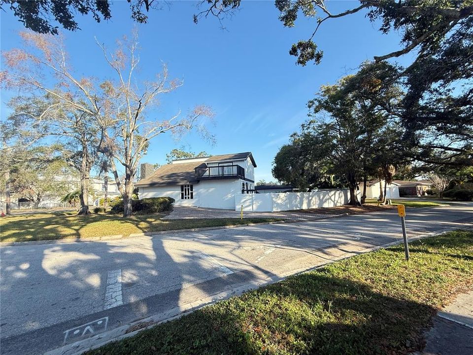 For Sale: $850,000 (3 beds, 3 baths, 1877 Square Feet)