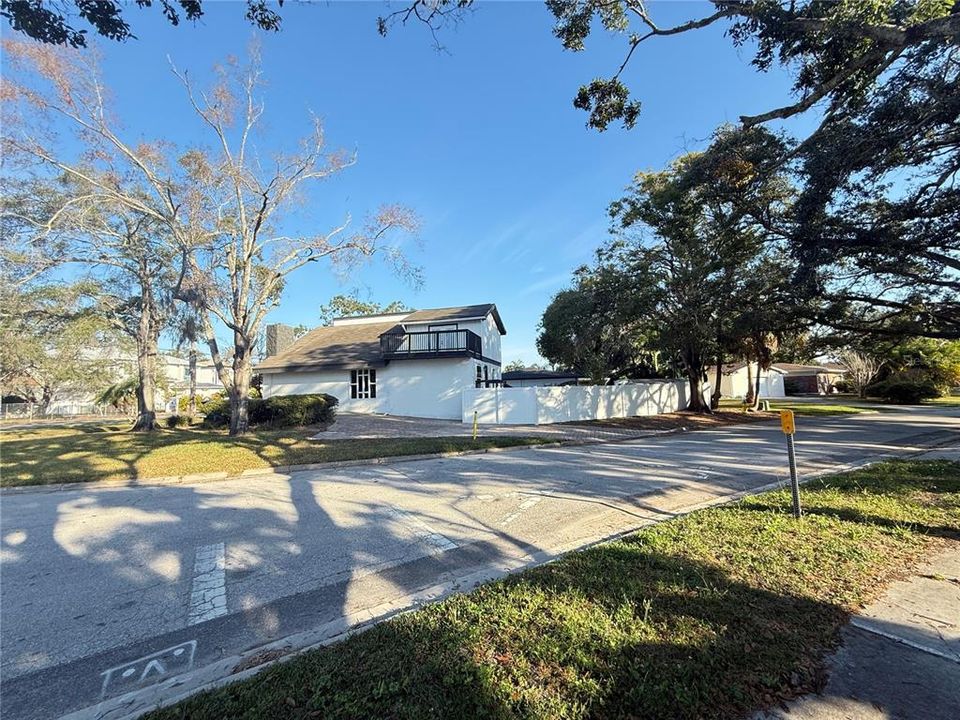 For Sale: $850,000 (3 beds, 3 baths, 1877 Square Feet)