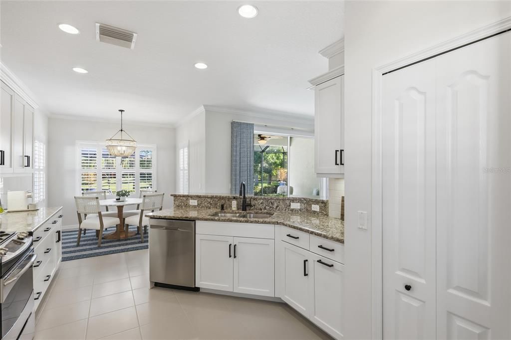 Под контрактом: $789,000 (3 спален, 2 ванн, 2112 Квадратных фут)