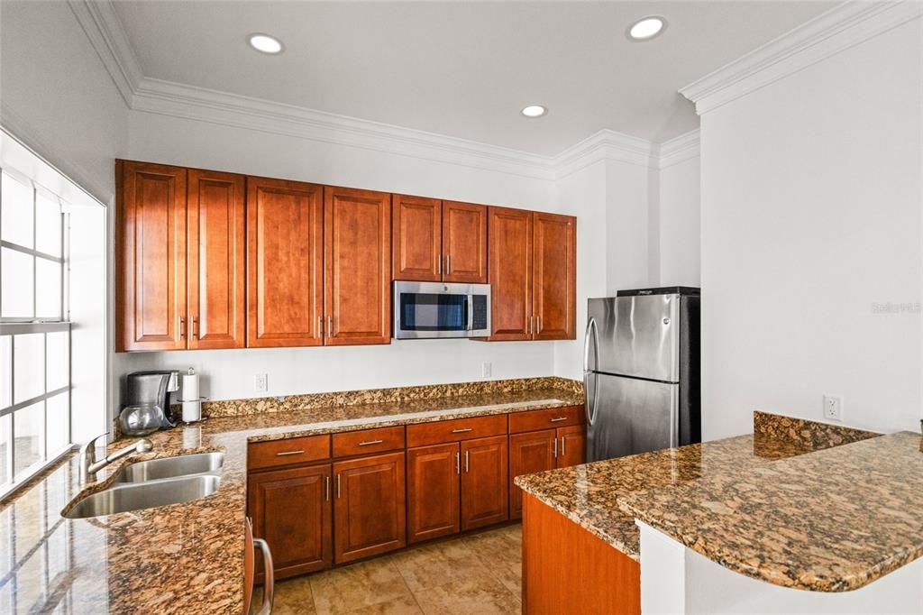 Под контрактом: $789,000 (3 спален, 2 ванн, 2112 Квадратных фут)