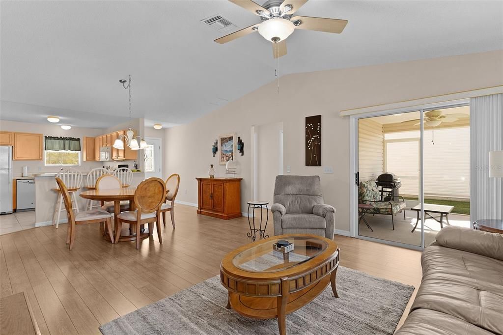 En Venta: $324,000 (2 camas, 2 baños, 1100 Pies cuadrados)