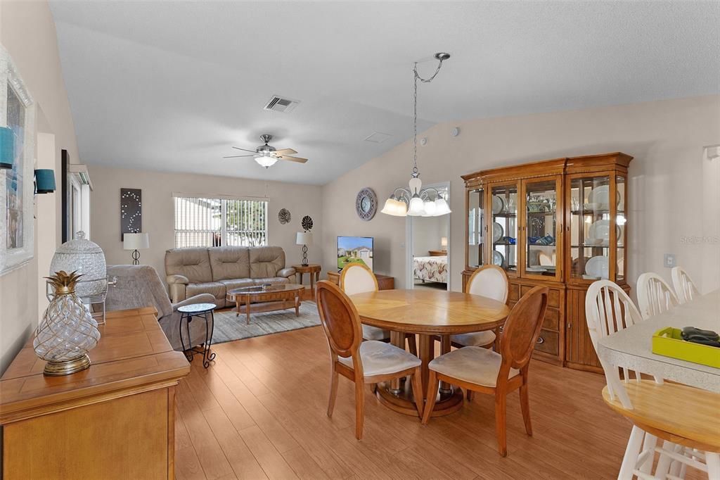 En Venta: $324,000 (2 camas, 2 baños, 1100 Pies cuadrados)