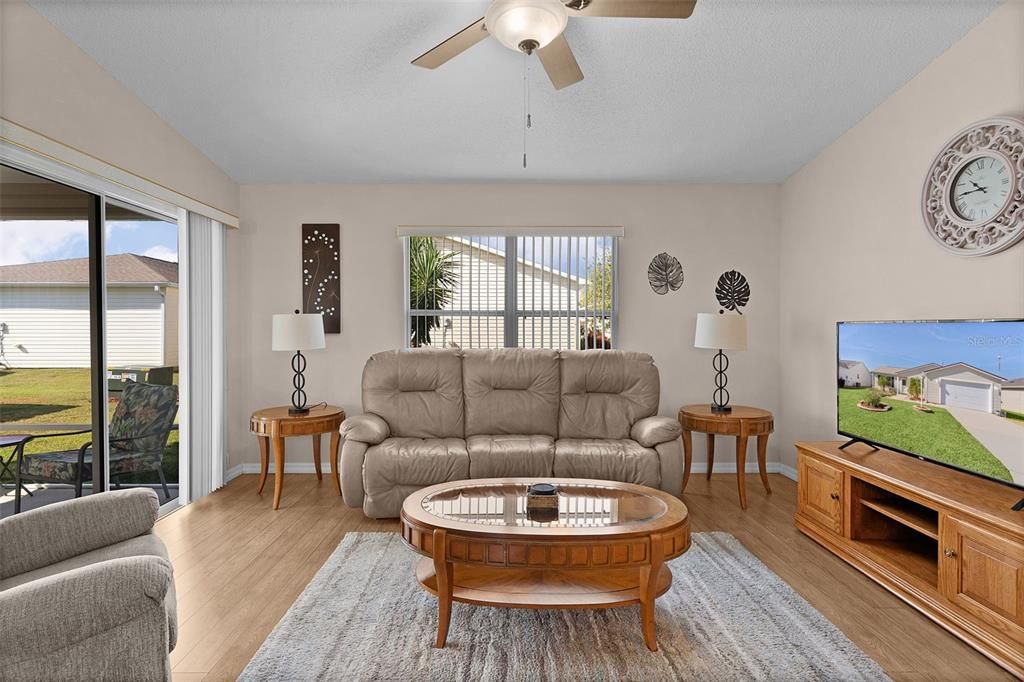 En Venta: $324,000 (2 camas, 2 baños, 1100 Pies cuadrados)