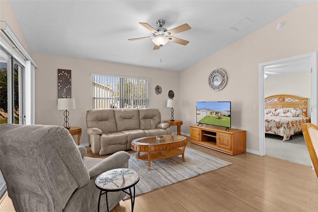 En Venta: $324,000 (2 camas, 2 baños, 1100 Pies cuadrados)