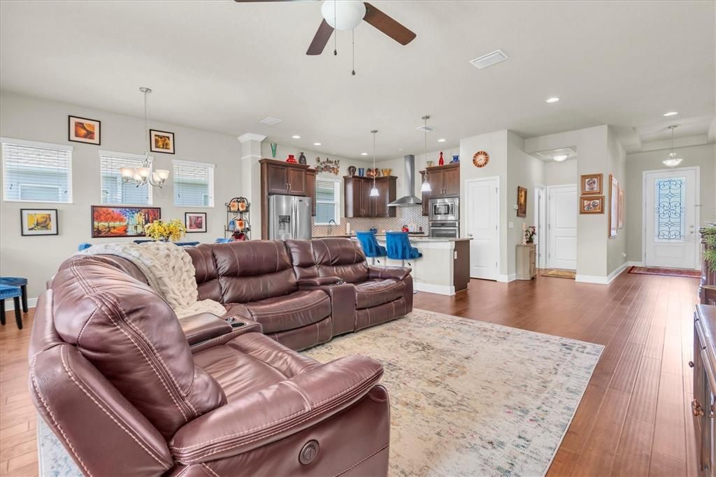 Activo con contrato: $499,000 (3 camas, 2 baños, 1901 Pies cuadrados)