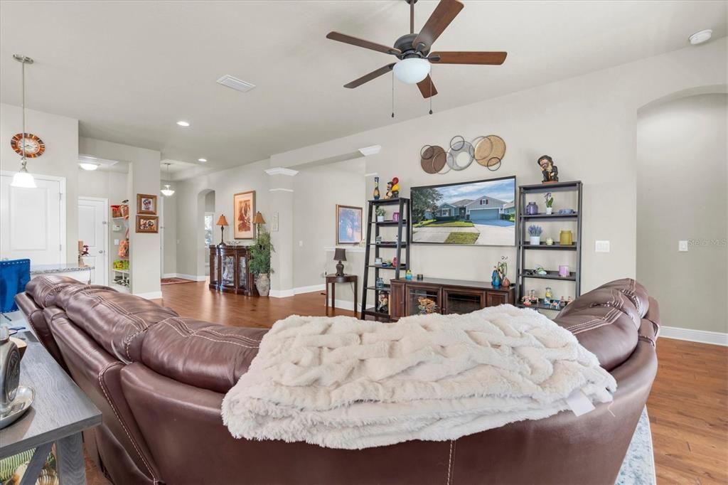 Activo con contrato: $499,000 (3 camas, 2 baños, 1901 Pies cuadrados)