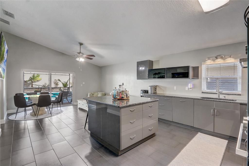 Под контрактом: $455,000 (4 спален, 2 ванн, 1895 Квадратных фут)