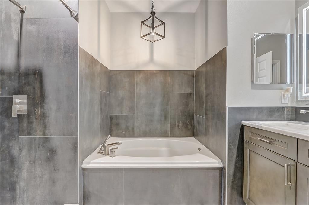 Под контрактом: $455,000 (4 спален, 2 ванн, 1895 Квадратных фут)