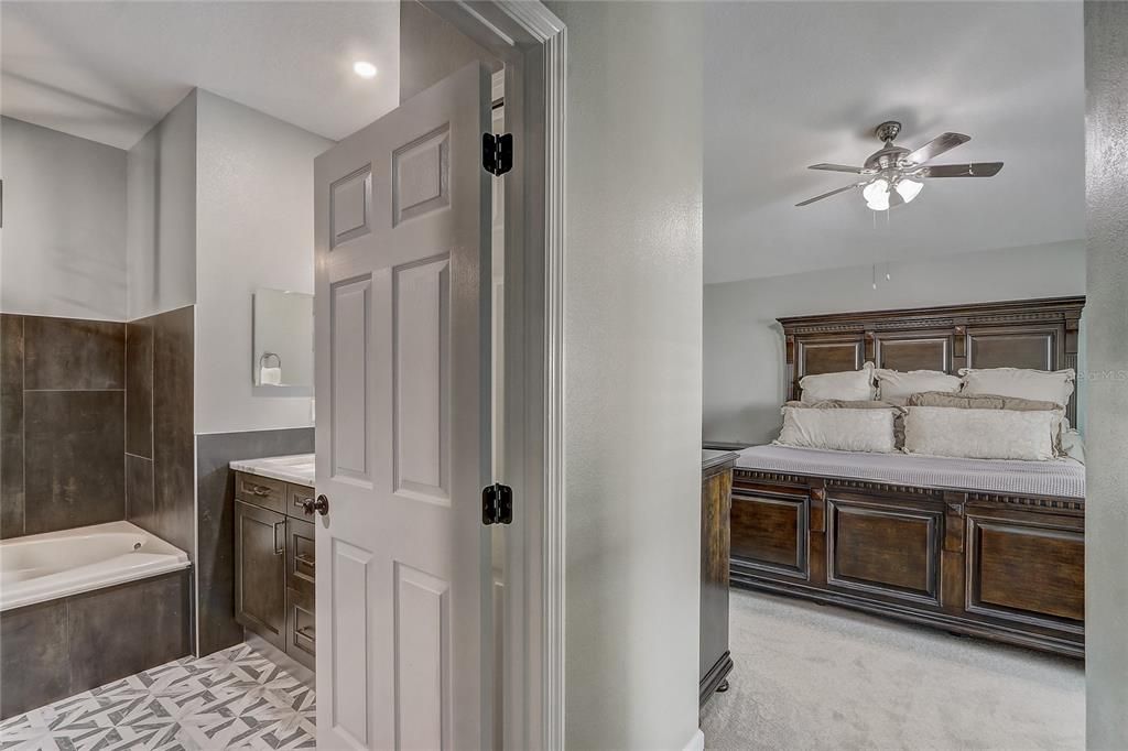 Под контрактом: $455,000 (4 спален, 2 ванн, 1895 Квадратных фут)