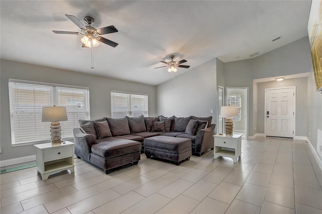 Под контрактом: $455,000 (4 спален, 2 ванн, 1895 Квадратных фут)