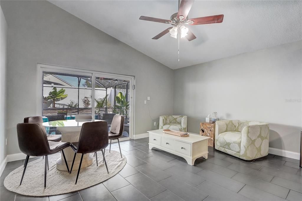 Под контрактом: $455,000 (4 спален, 2 ванн, 1895 Квадратных фут)