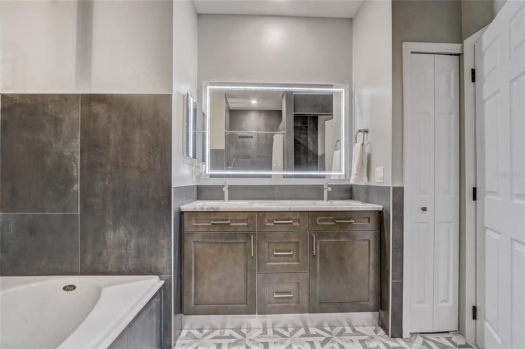 Под контрактом: $455,000 (4 спален, 2 ванн, 1895 Квадратных фут)