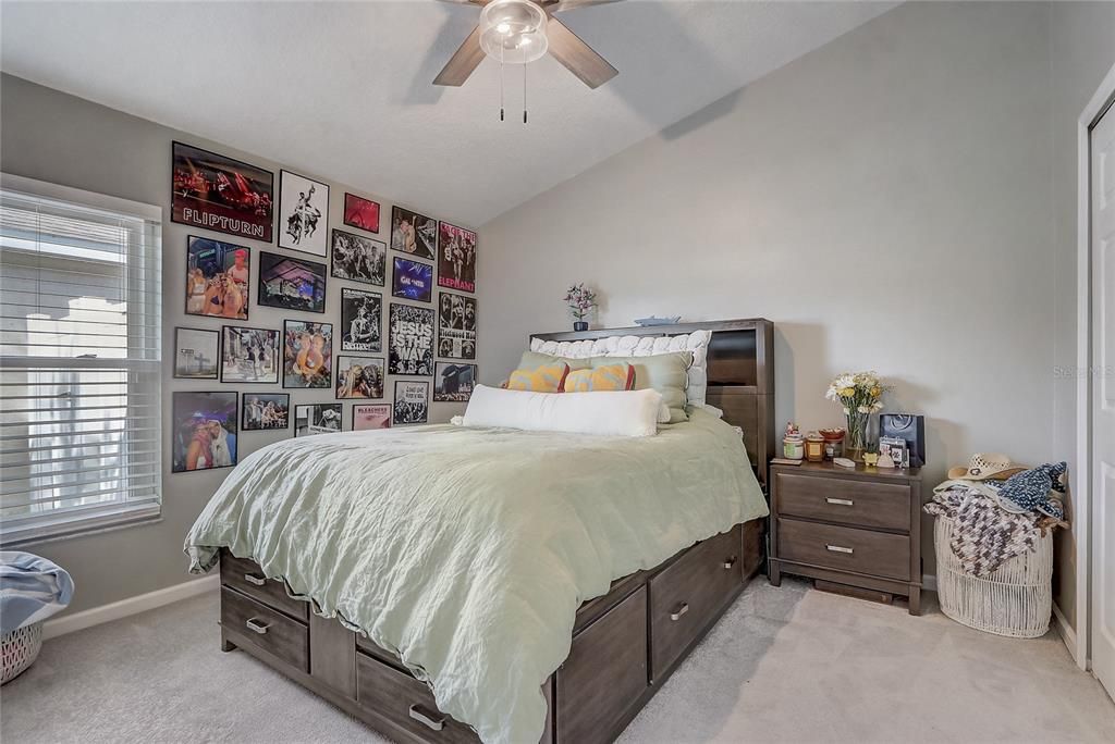 Под контрактом: $455,000 (4 спален, 2 ванн, 1895 Квадратных фут)