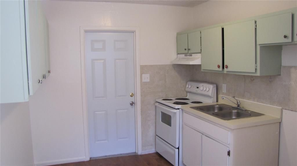 出租: $1,300 (2 贝兹, 1 浴室, 567 平方英尺)