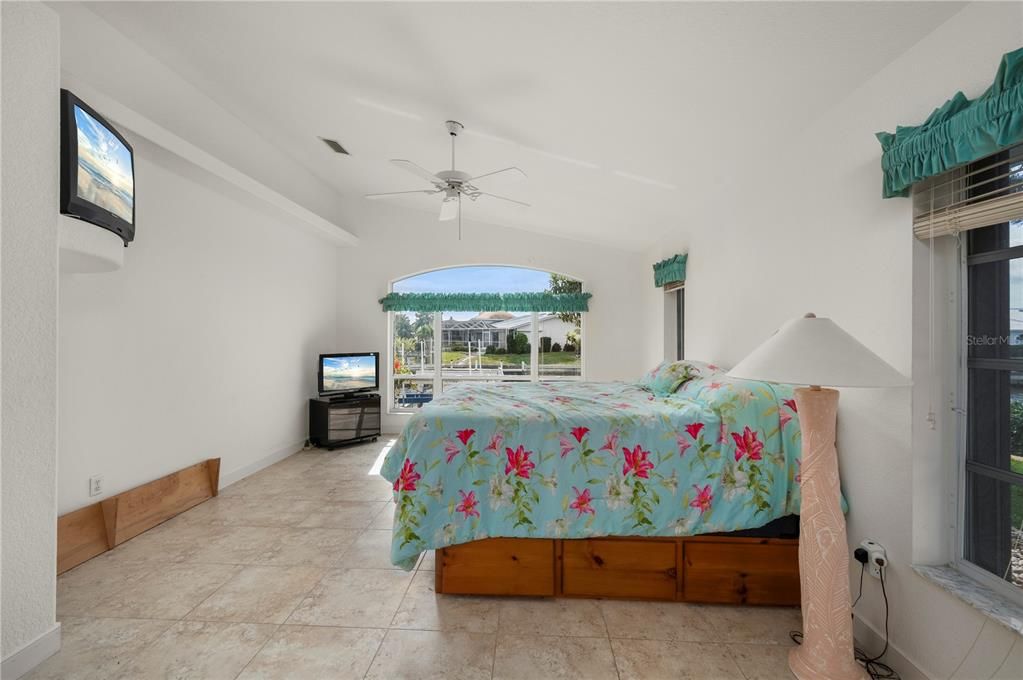 Activo con contrato: $479,000 (3 camas, 2 baños, 2401 Pies cuadrados)