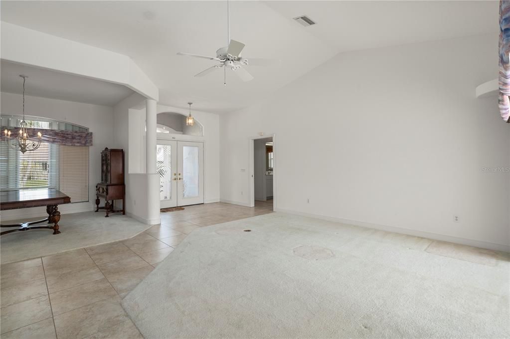 Activo con contrato: $479,000 (3 camas, 2 baños, 2401 Pies cuadrados)