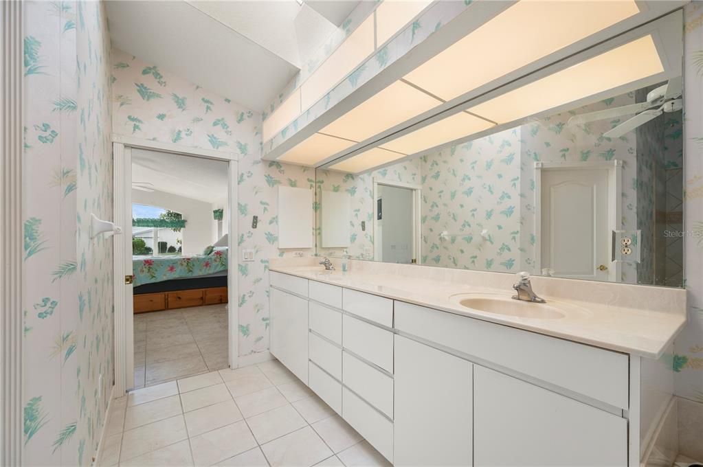 Activo con contrato: $479,000 (3 camas, 2 baños, 2401 Pies cuadrados)