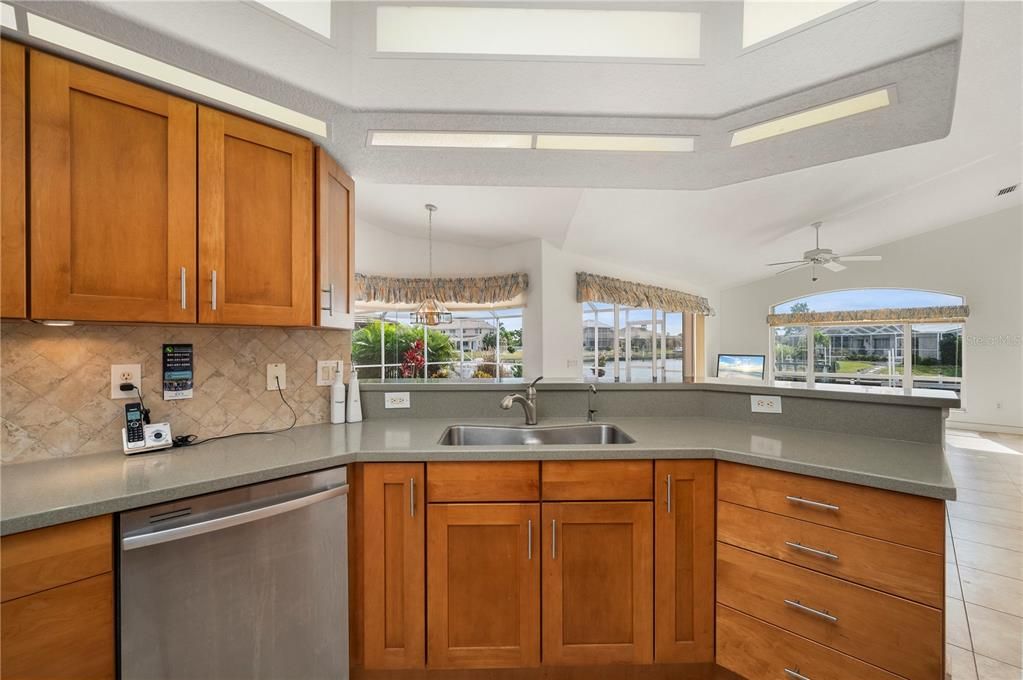 Activo con contrato: $479,000 (3 camas, 2 baños, 2401 Pies cuadrados)