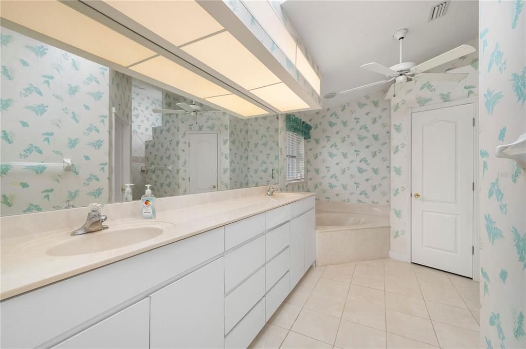 Activo con contrato: $479,000 (3 camas, 2 baños, 2401 Pies cuadrados)