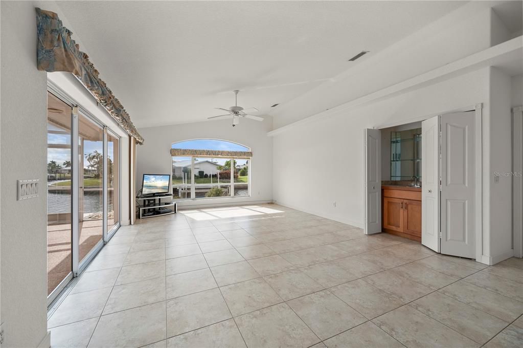 Activo con contrato: $479,000 (3 camas, 2 baños, 2401 Pies cuadrados)