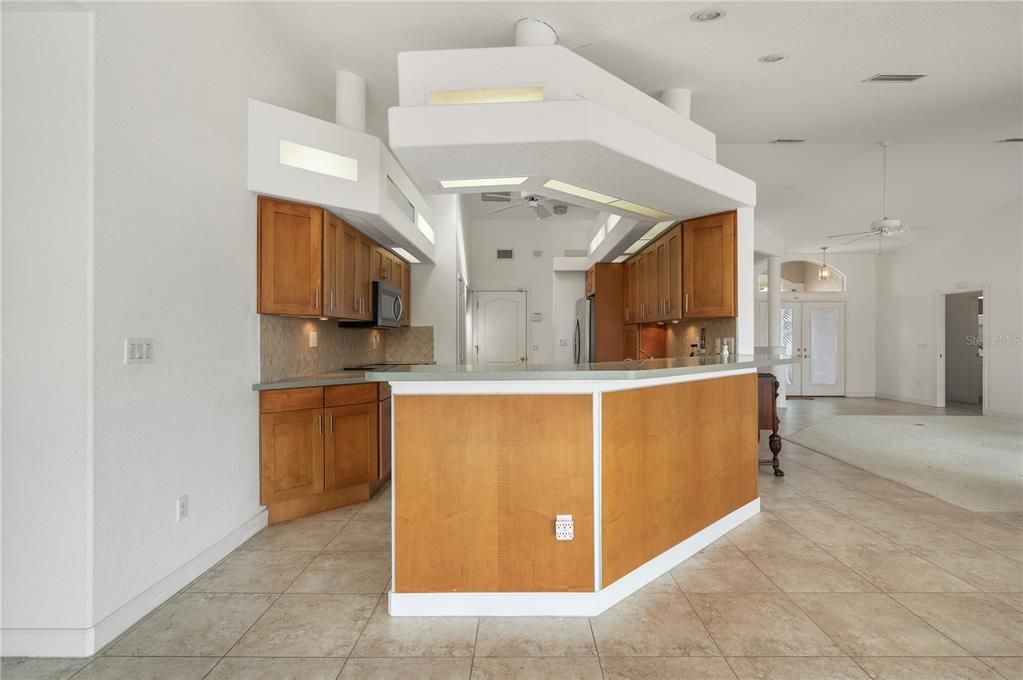 Activo con contrato: $479,000 (3 camas, 2 baños, 2401 Pies cuadrados)