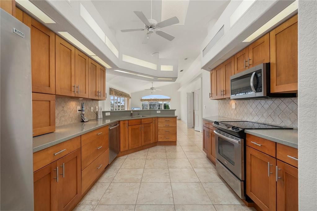 Activo con contrato: $479,000 (3 camas, 2 baños, 2401 Pies cuadrados)