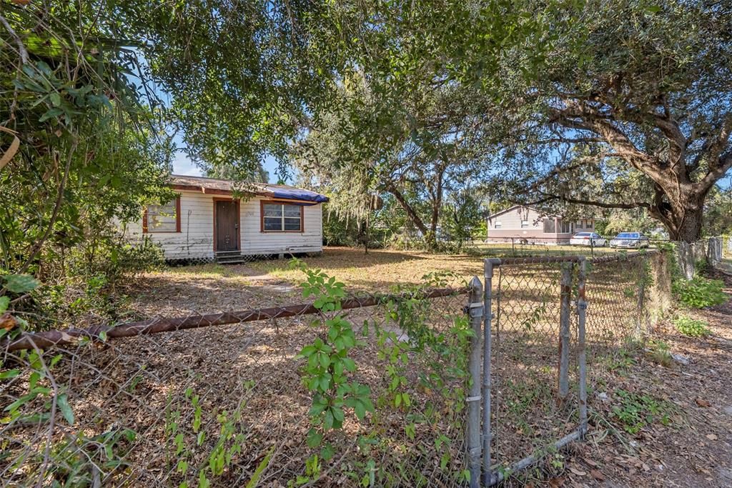 Active With Contract: $184,900 (2 beds, 1 baths, 952 Square Feet)