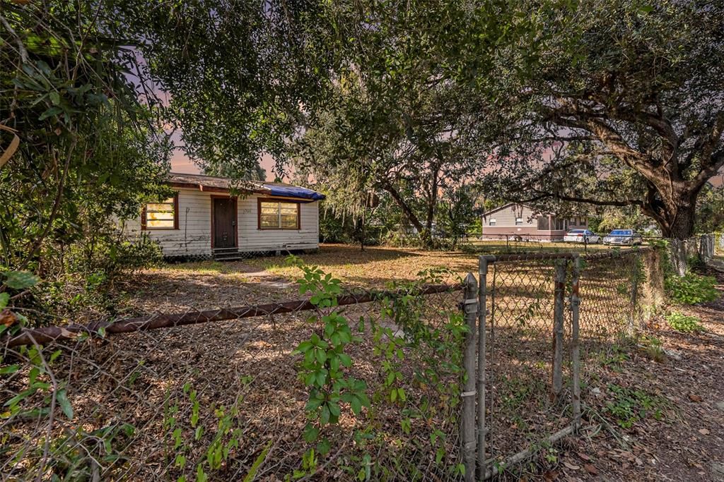 Active With Contract: $184,900 (2 beds, 1 baths, 952 Square Feet)