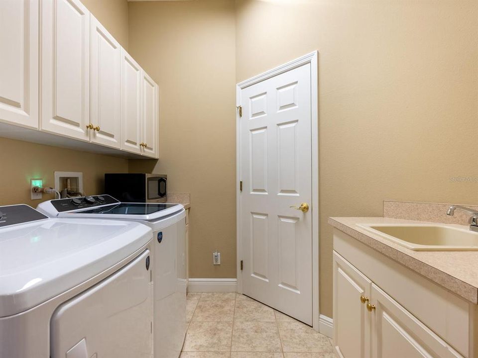 For Sale: $799,000 (3 beds, 2 baths, 2361 Square Feet)