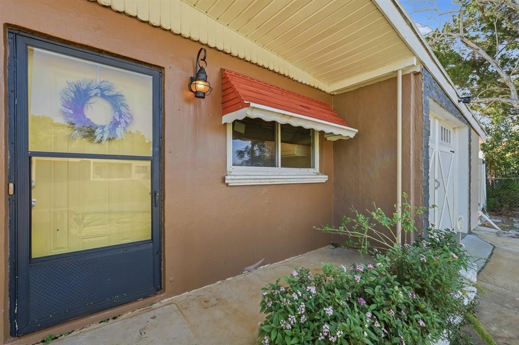 For Sale: $220,000 (2 beds, 1 baths, 751 Square Feet)