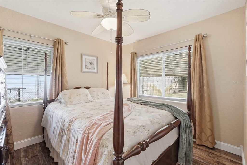 For Sale: $220,000 (2 beds, 1 baths, 751 Square Feet)