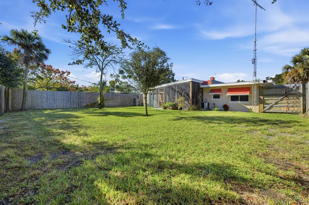 For Sale: $220,000 (2 beds, 1 baths, 751 Square Feet)